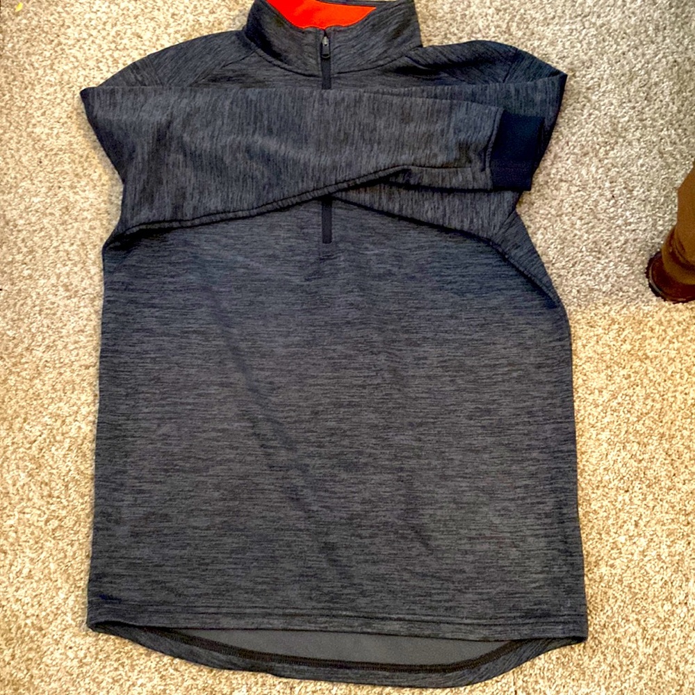 Under armor loose fit Mens small sweat shit